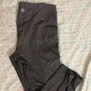 Textured Grey Athleta Capri Leggings with Zipper Pockets